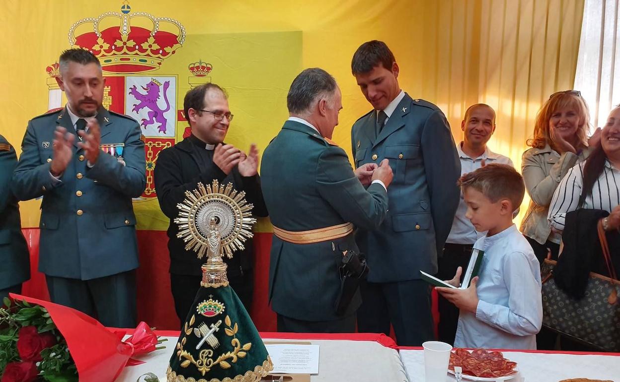 Fernando Illera García recibe la condecoración en el acto celebrado ayer.