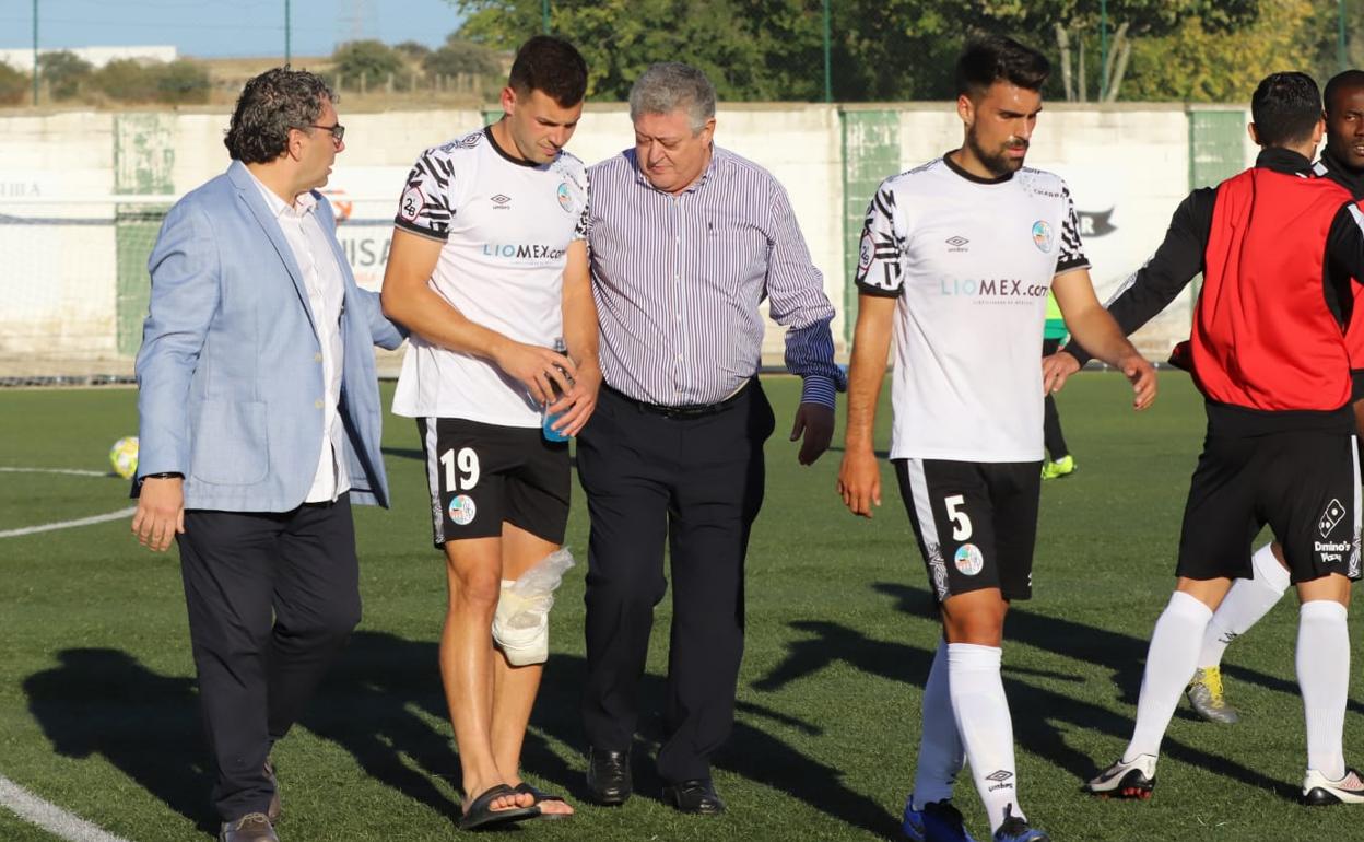 Uxío se retira del campo con hielo en su rodilla izquierda. 