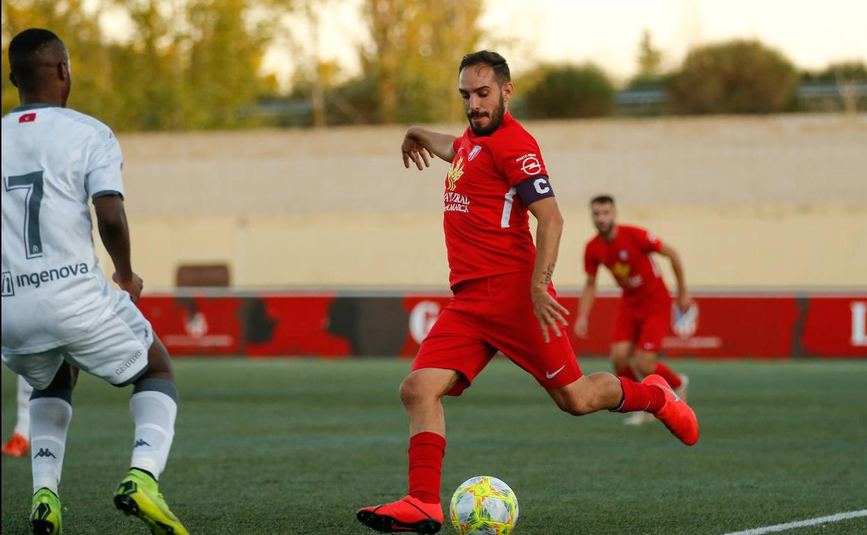 Lolo centra un balón ante la Cultural B.