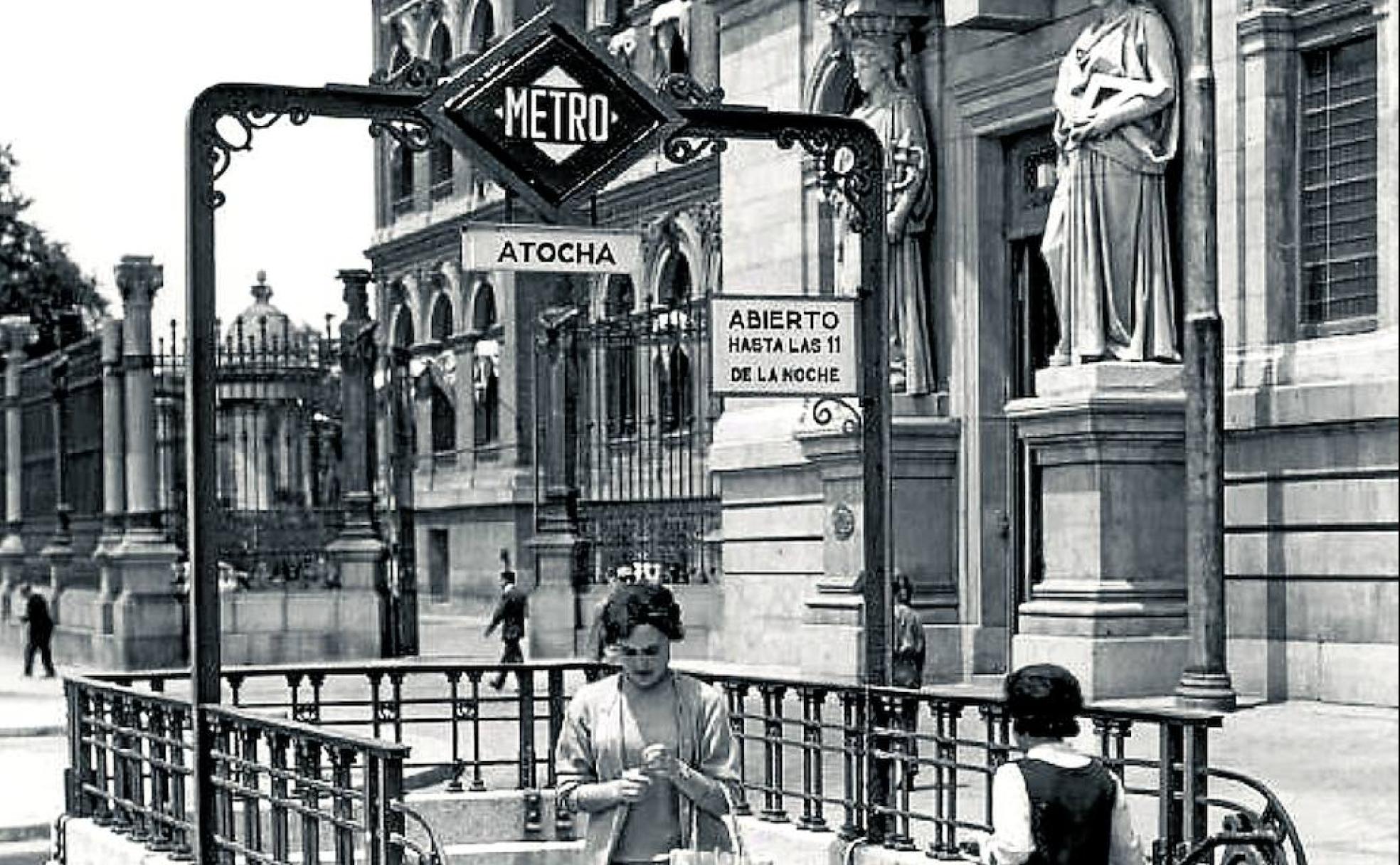 Una mujer sale del metro en la estación de Atocha en los años 60.