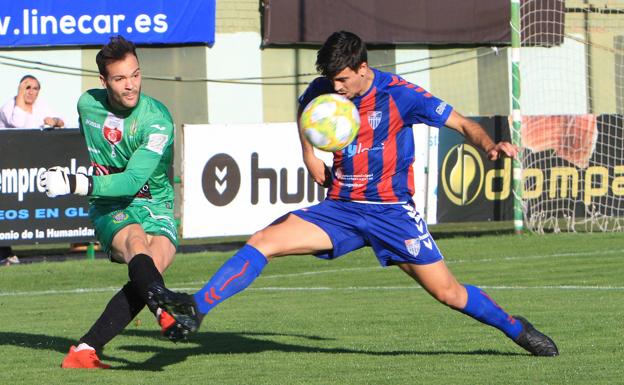 Borrego presiona a Tienza en el duelo disputado en La Albuera. 