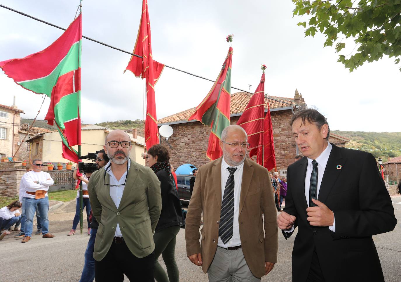 El consejero de Cultura, Javier Ortega; el vicepresidente de la Junta, Francisco Igea, y el alcalde de Brañosera, Jesús Mediavilla, este domingo en el municipio norteño. 