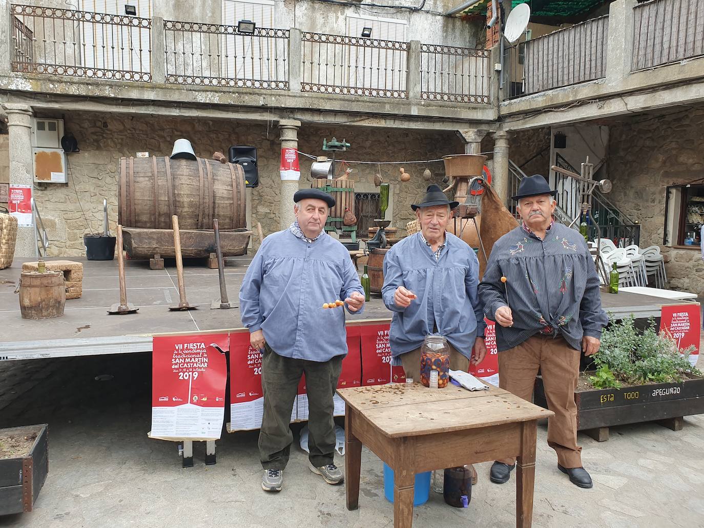 Participantes en la pisada de la uva.