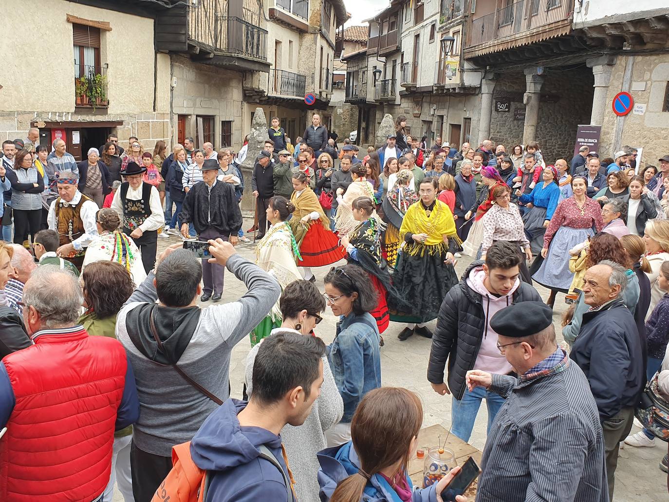 Participantes en la pisada de la uva.