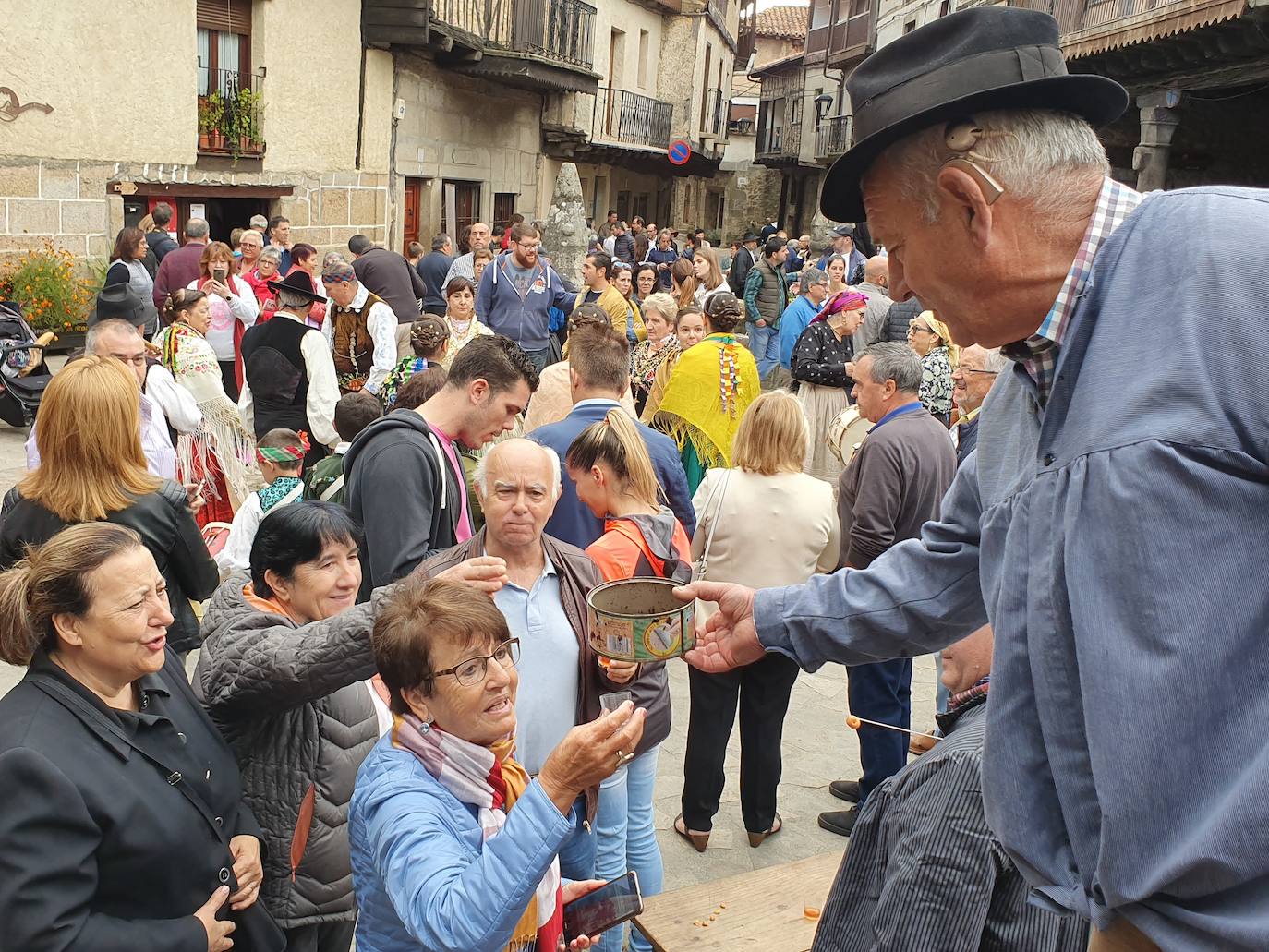 Participantes en la pisada de la uva.