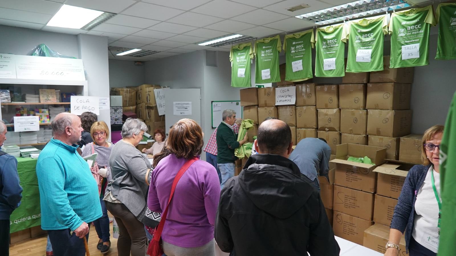 Decenas de personas hacían cola desde primera hora de esta mañana para inscribirse en la octava edición de la marcha que organiza la Asociación Española Contra el Cáncer (AECC) el domingo 27 de octubre