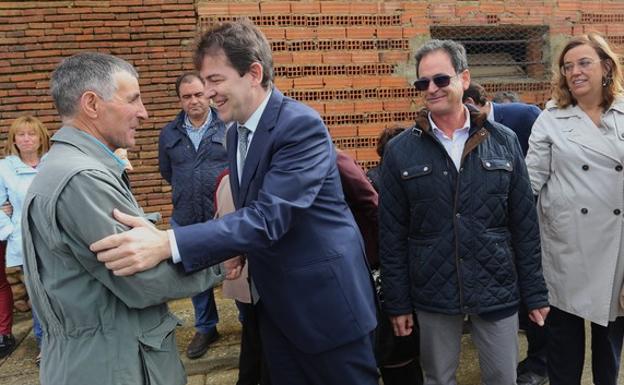 El presidente de la Junta de Castilla y León, Alfonso Fernández Mañueco; junto al alcalde de Santervás de la Vega, Fernando Vela (D), Y a la presidenta de la Diputación, Ángeles Armisén /D); saluda algunos vecinos en su visita a varios centros educativos de la provincia de Palencia. 