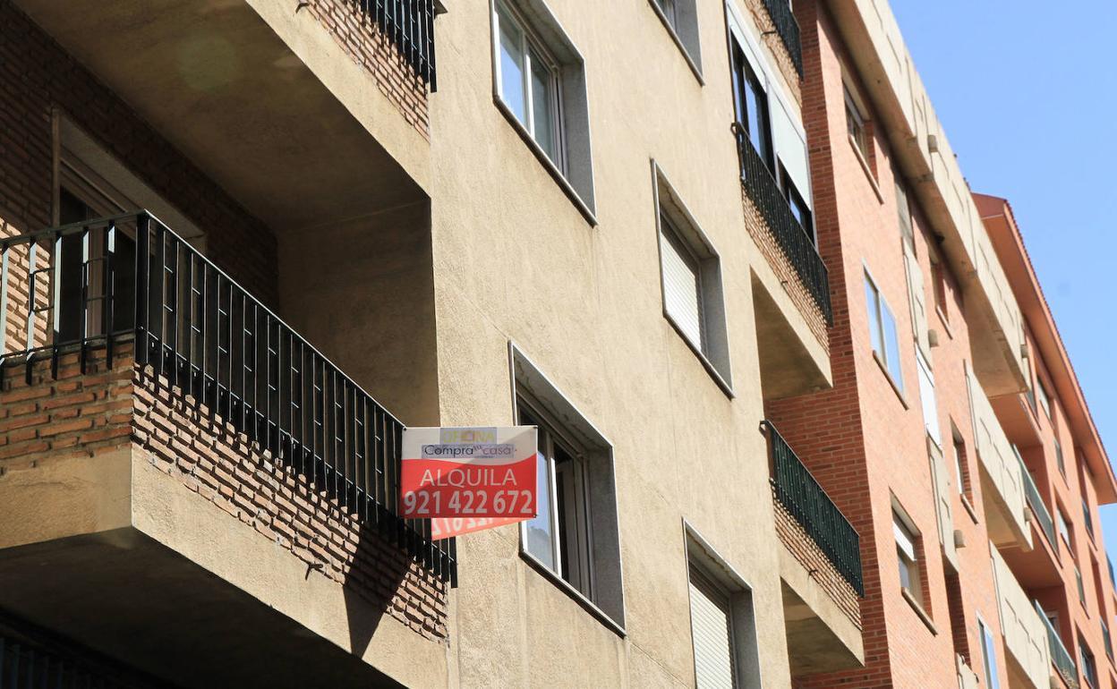 Cartel que anuncia el alquiler de una vivienda en un edificio de la capital. 