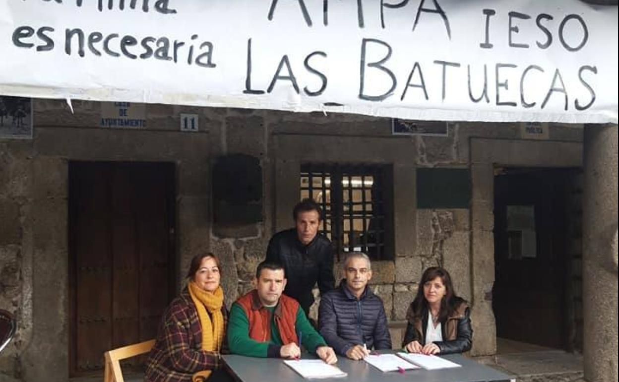 Mesa de recogida de firmas instalada ayer en la Plaza Mayor de La Alberca. 