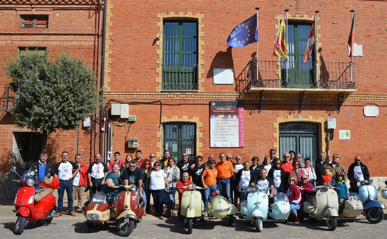 Los participantes del Riber Sidecars Fest de Valladolid posan delante del Ayuntamiento de Cigales. 