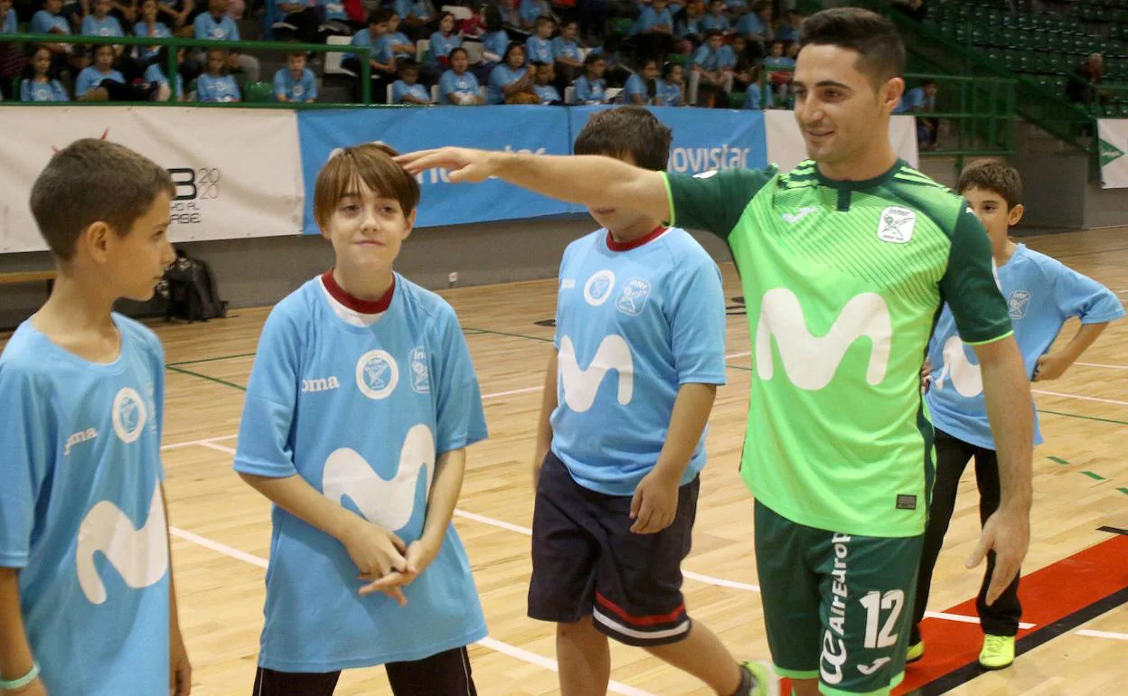 Borja Díaz, jugador del Movistar Inter, con algunos de los escolares participantes.