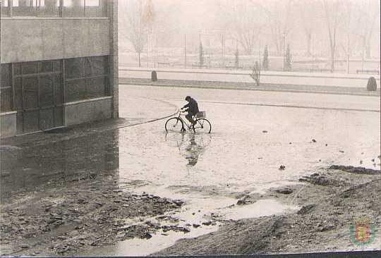 Fotos: Estampas del Valladolid antiguo (XXI): en bicicleta a todas partes