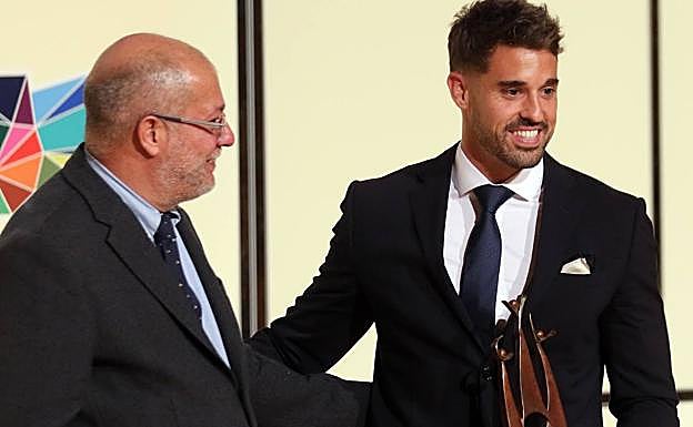 Igea entrega el premio al palista Carlos Garrote. 