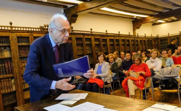 El cervantista francés Jean Canavaggio, ayer, antes de la conferencia que impartió en la Casa de Cervantes.