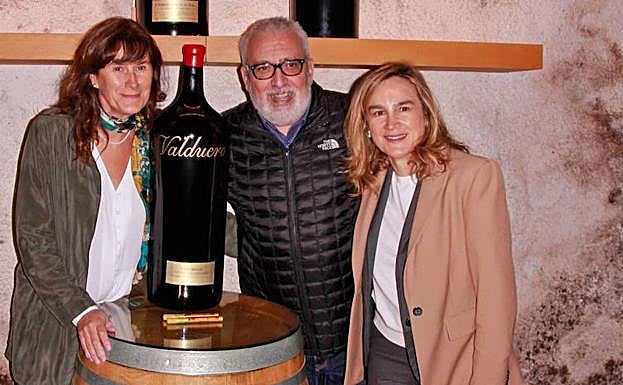 Leo Harlem posa entre las hermanas Yolanda y Carolina García Viadeero junto al botellón que firmó. 