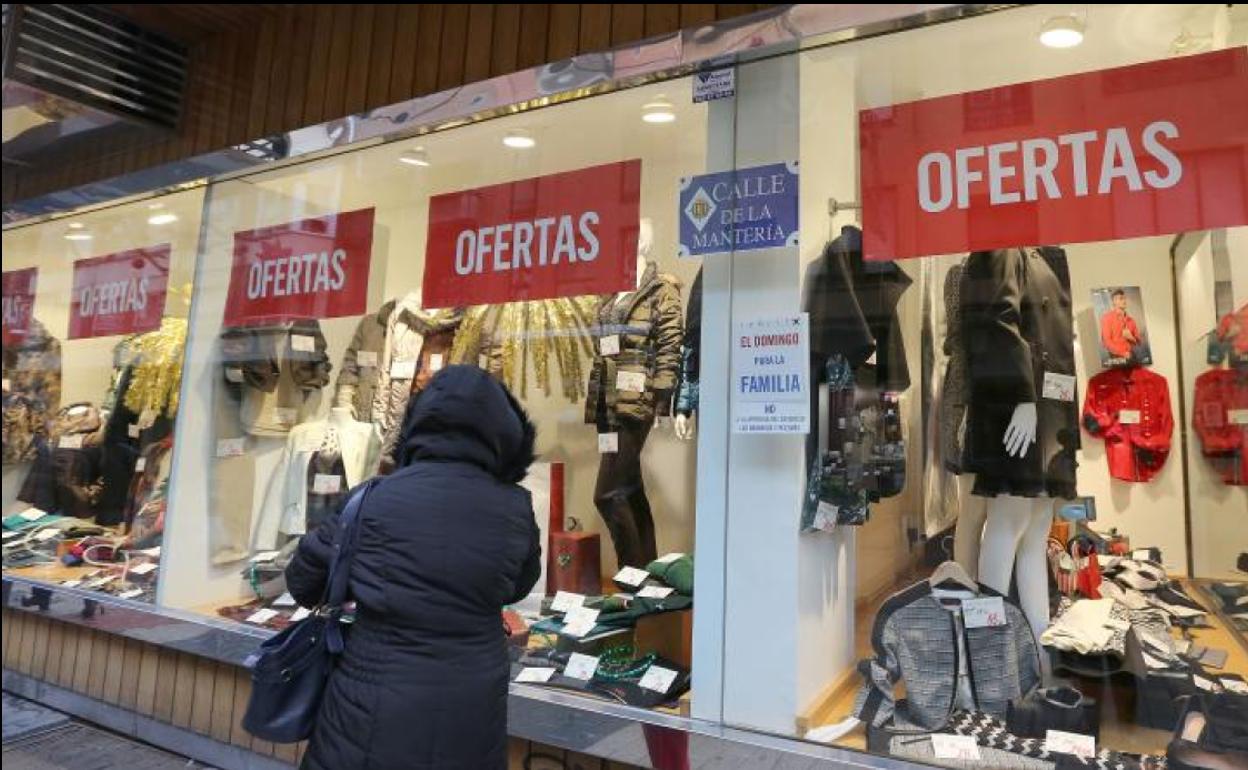 Campaña de rebajas en un comercio de la calle Mantería. 