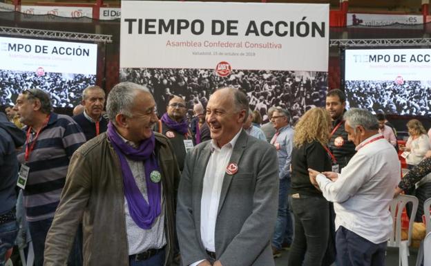 Pepe Álvarez, secretario general de UGT, junto a Faustino Temprano, secretario de Castilla y León, este martes en Valladolid. 