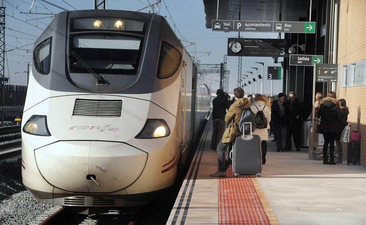 Un tren, en la estación de Medina del Campo. 