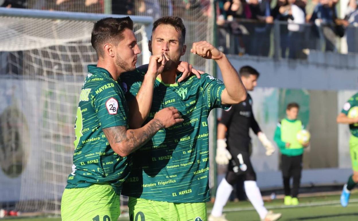 Pablo Espina celebra su gol al Salamanca CFUDS. 