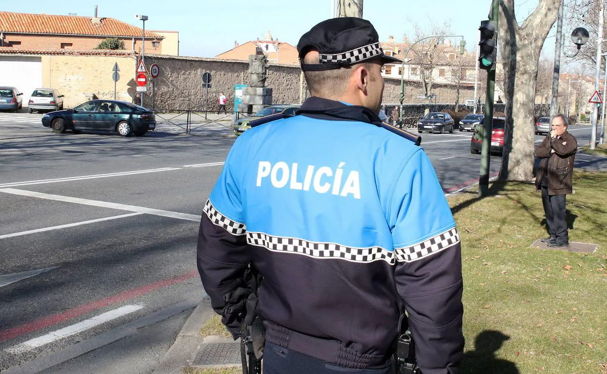 Un agente municipal vigila una calle de la capital. 