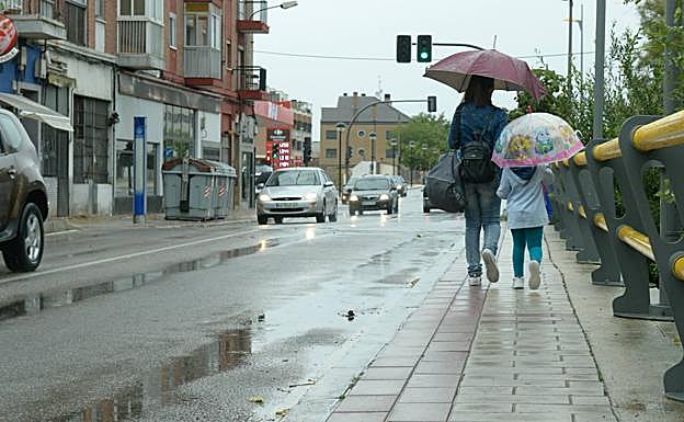 Aceras del Puente sobre el Esgueva que los vecinos proponen ampliar con Presupuestos Participativos.