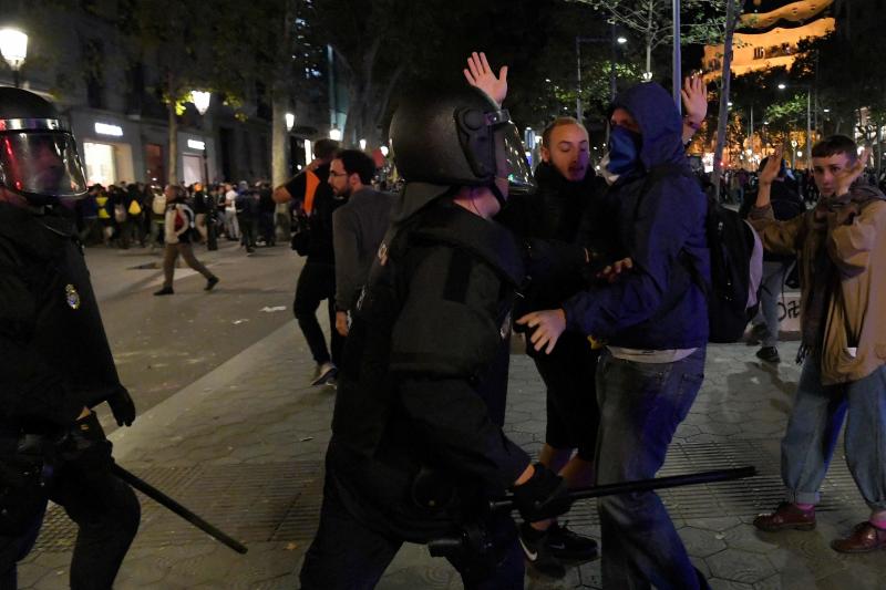 Barricadas de fuego, gritos en favor de la independencia y múltiples objetos en las calles de Barcelona