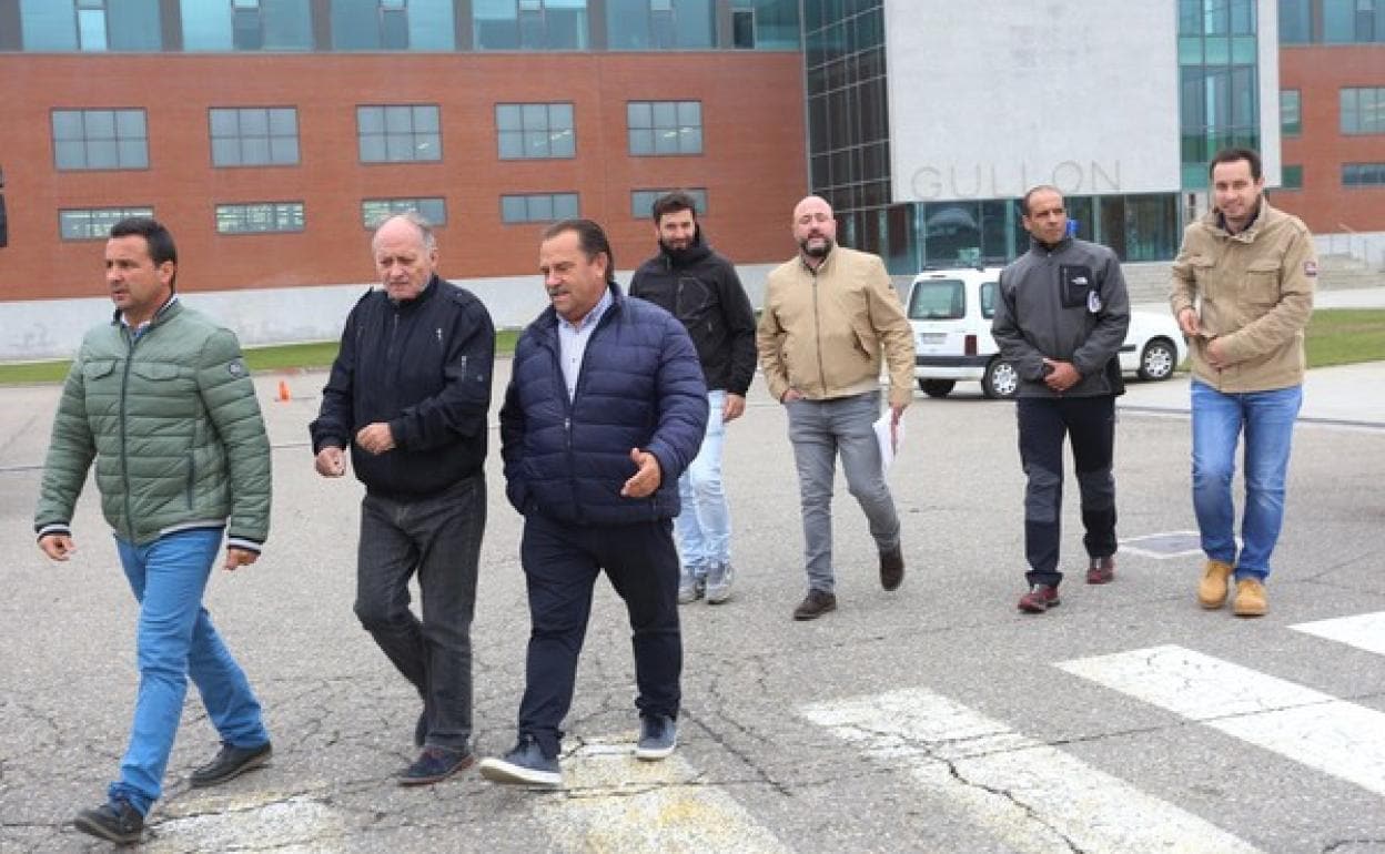 El secretario de UGT de Castilla y León, Faustino Temprano; y otros representantes del sindicato, salen de la fábrica de Gullón antes de presentar el acuerdo. 