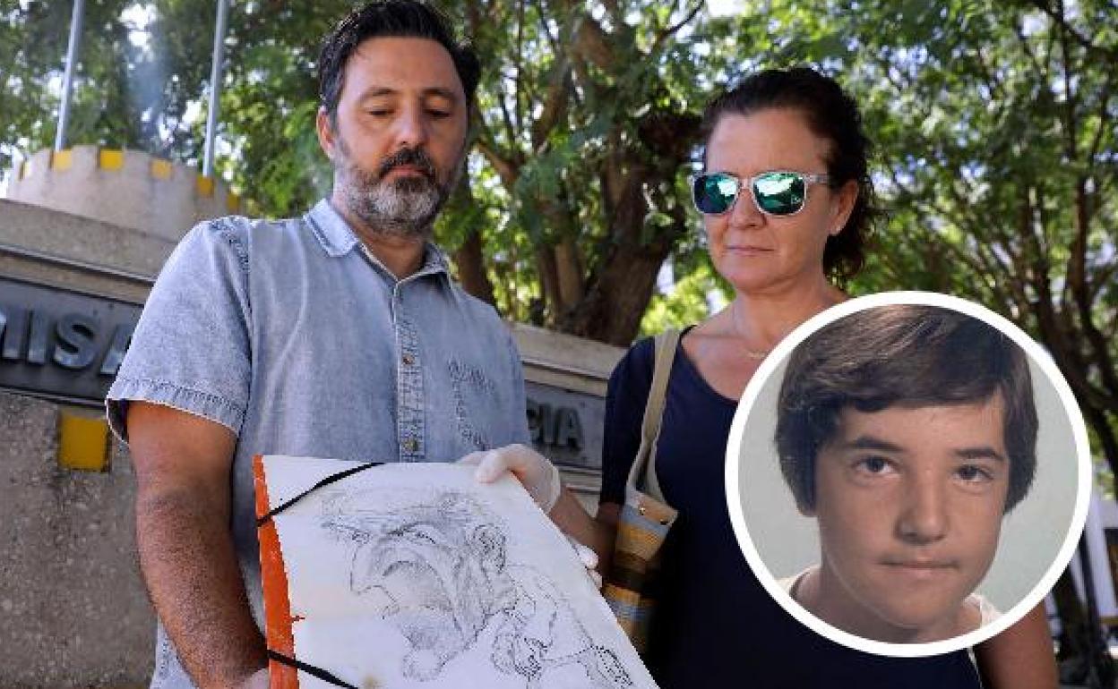 Jorge Guerrero, hermano del 'niño pintor', y Gema, la amiga que ha recibido el dibujo, justo antes de entregarlo a la Policía Nacional.