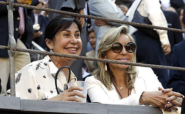 Carmen Martínez Bordiu (i) durante la Feria de San Isidro de 2018. 