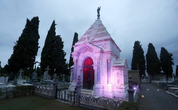 Galería. Ruta Cultural porel cementerio de León. En la imagen, el panteón de Don Secundino Gómez que fue trasladado piedra a piedra del antiguo cementerio. 