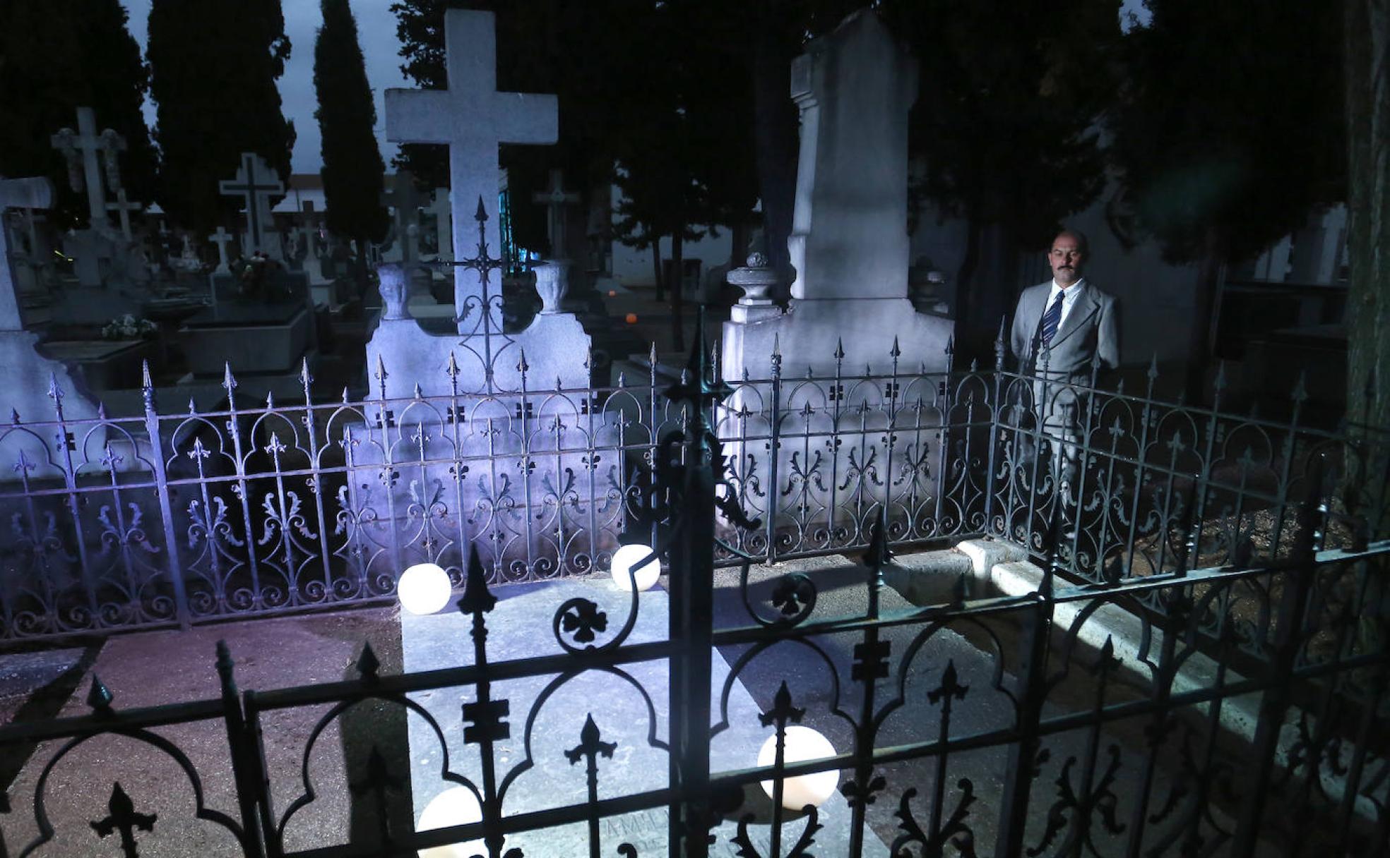 Visita teatralizada en el cementeario de León.