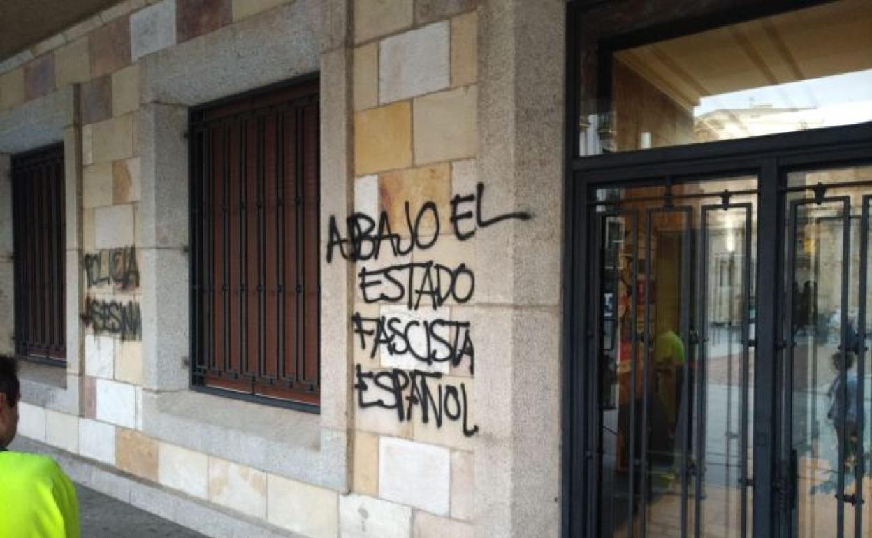 Pintadas que han aparecido en la fachada de la Subdelegación del Gobierno en Zamora. 
