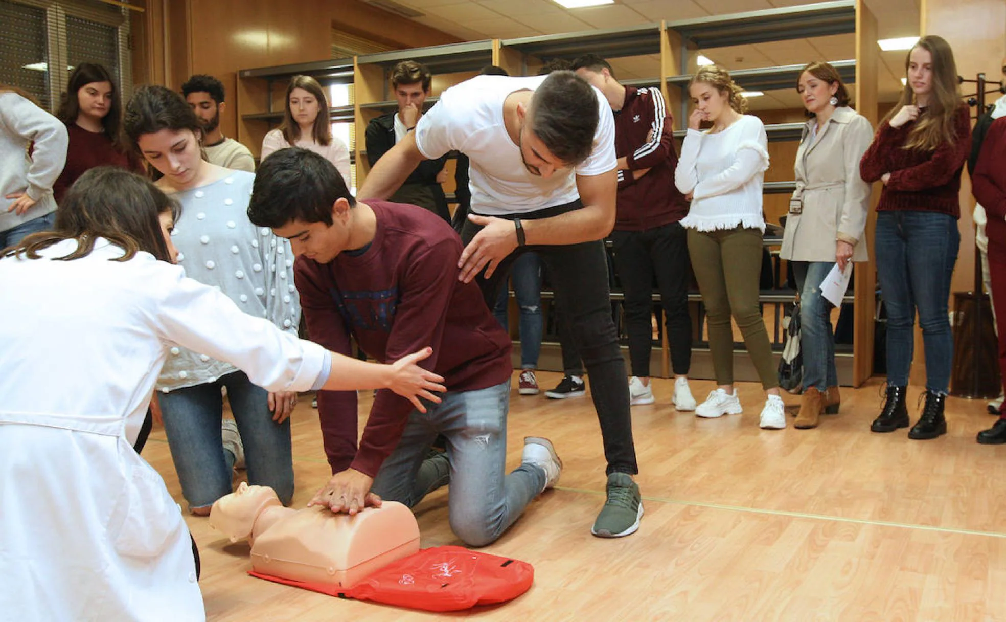 Taller celebrado en Ciencias de la Salud, en la Universidad de Valladolid, para que los estudiantes de Medicina y Enfermería aprendan a realizar RCP y maniobras anti atragantamientos. 