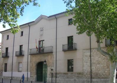 Imagen secundaria 1 - Evolución del Palacio de los Vivero: 1962 y actualidad. Además, patio del edificio.