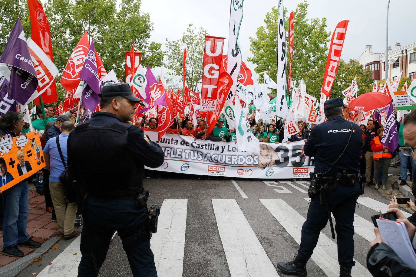 Los manifestantes, convocados de forma conjunta por CC OO, UGT y CSIF y detrás de una pancarta en la que se podía leer: 'Cumple tus acuerdos. Junta' recorrieron la plaza de Castilla y León para después concentrarse en la calle Santiago Alba de Valladolid.