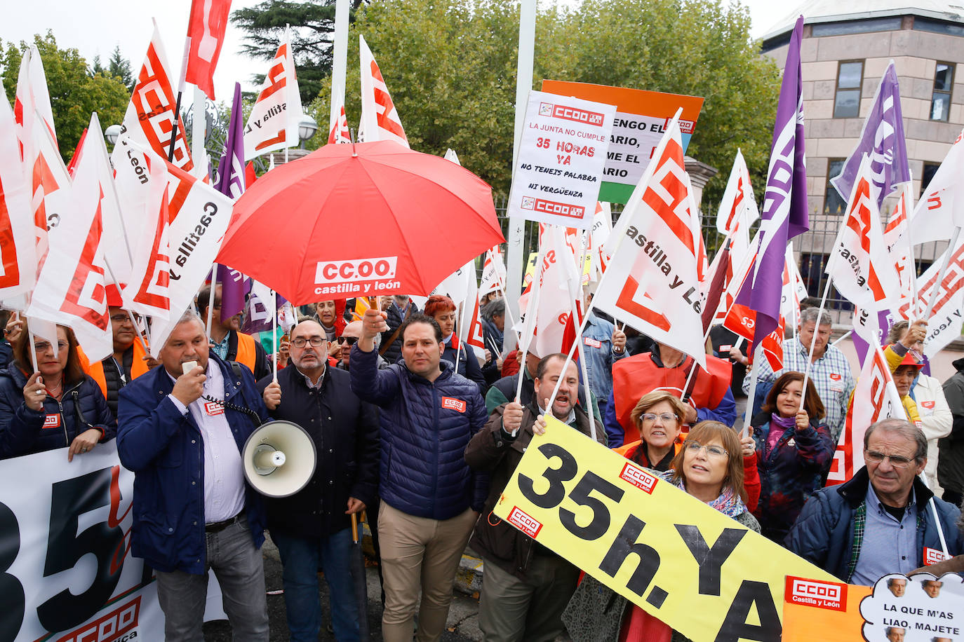 Los manifestantes, convocados de forma conjunta por CC OO, UGT y CSIF y detrás de una pancarta en la que se podía leer: 'Cumple tus acuerdos. Junta' recorrieron la plaza de Castilla y León para después concentrarse en la calle Santiago Alba de Valladolid.