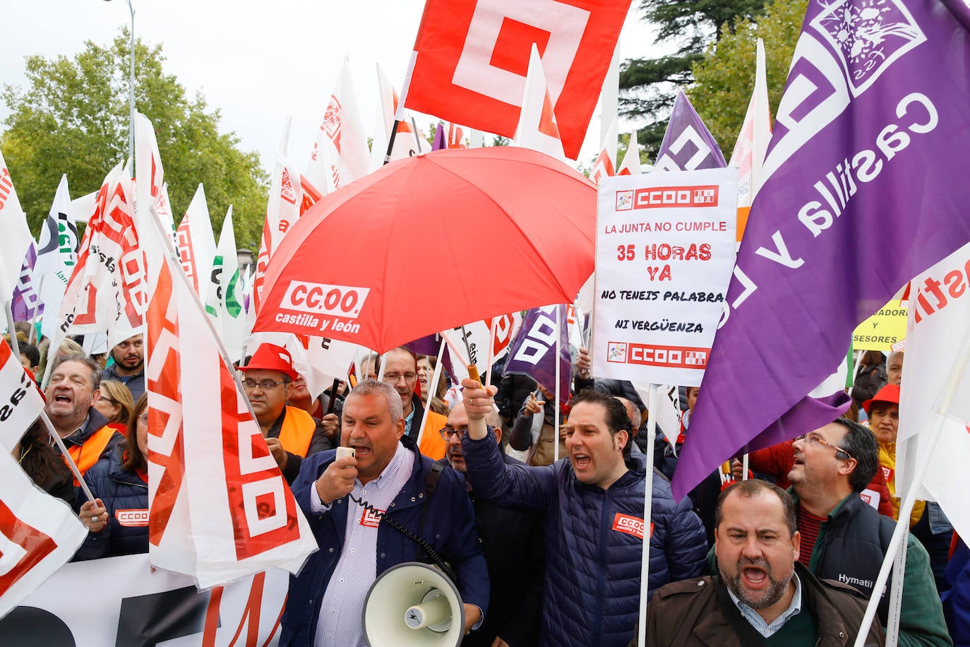 Los manifestantes, convocados de forma conjunta por CC OO, UGT y CSIF y detrás de una pancarta en la que se podía leer: 'Cumple tus acuerdos. Junta' recorrieron la plaza de Castilla y León para después concentrarse en la calle Santiago Alba de Valladolid.