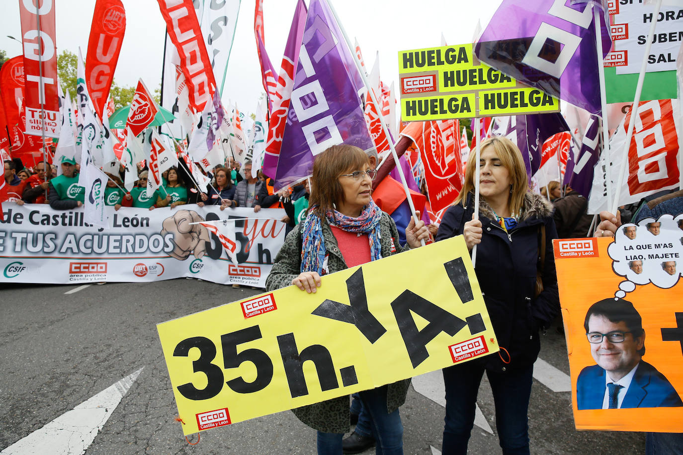 Los manifestantes, convocados de forma conjunta por CC OO, UGT y CSIF y detrás de una pancarta en la que se podía leer: 'Cumple tus acuerdos. Junta' recorrieron la plaza de Castilla y León para después concentrarse en la calle Santiago Alba de Valladolid.