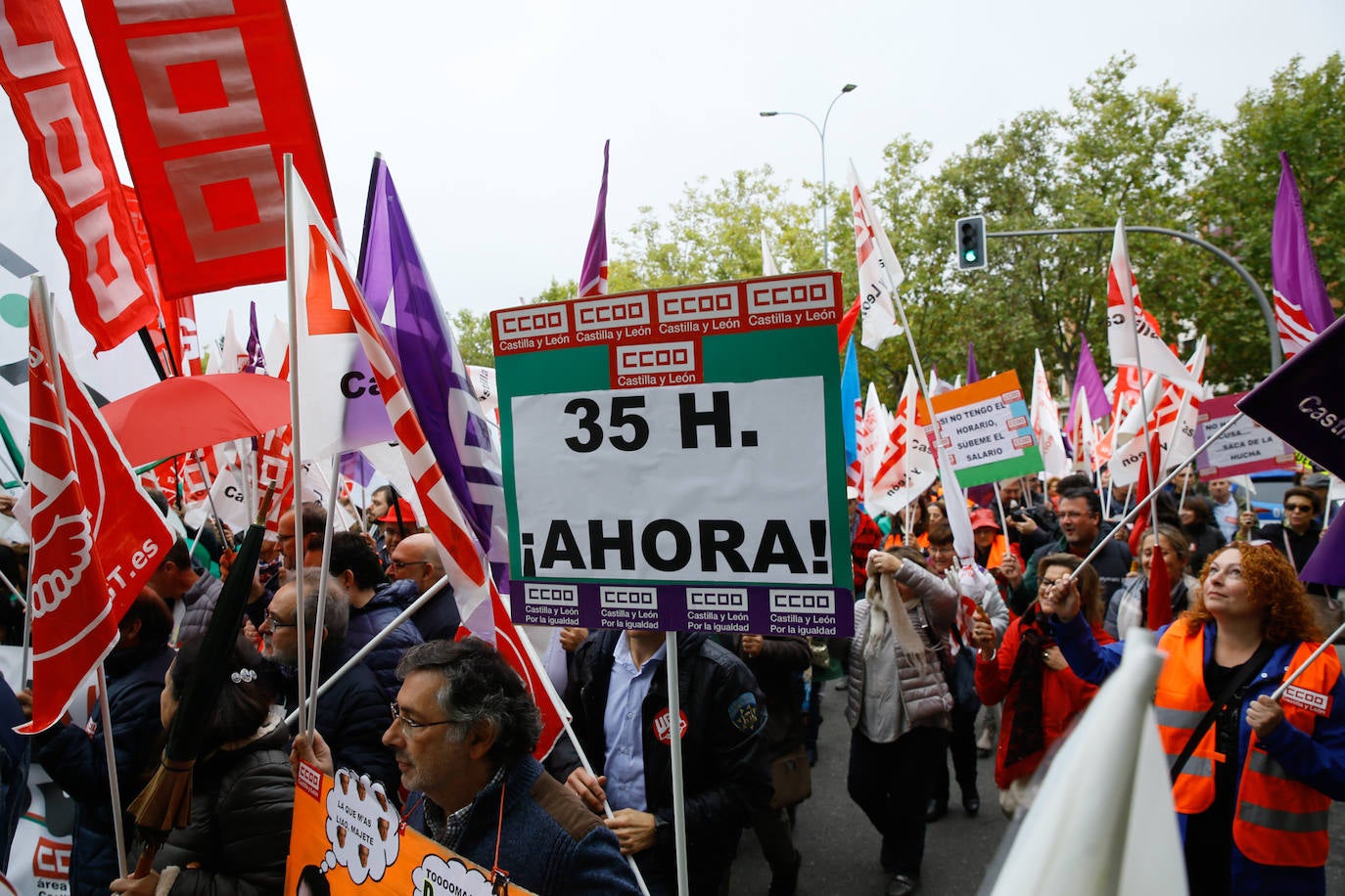 Los manifestantes, convocados de forma conjunta por CC OO, UGT y CSIF y detrás de una pancarta en la que se podía leer: 'Cumple tus acuerdos. Junta' recorrieron la plaza de Castilla y León para después concentrarse en la calle Santiago Alba de Valladolid.