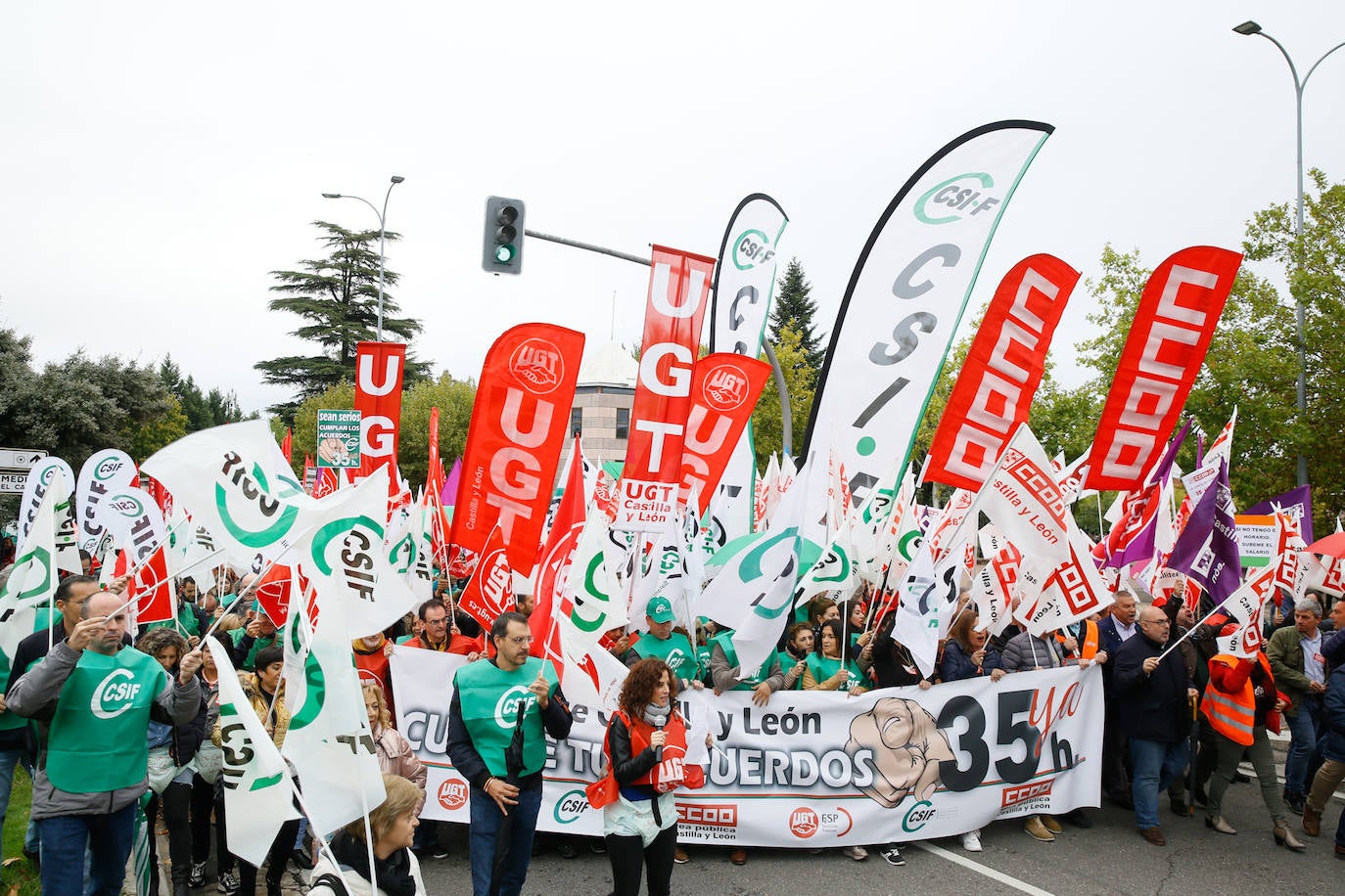 Los manifestantes, convocados de forma conjunta por CC OO, UGT y CSIF y detrás de una pancarta en la que se podía leer: 'Cumple tus acuerdos. Junta' recorrieron la plaza de Castilla y León para después concentrarse en la calle Santiago Alba de Valladolid.