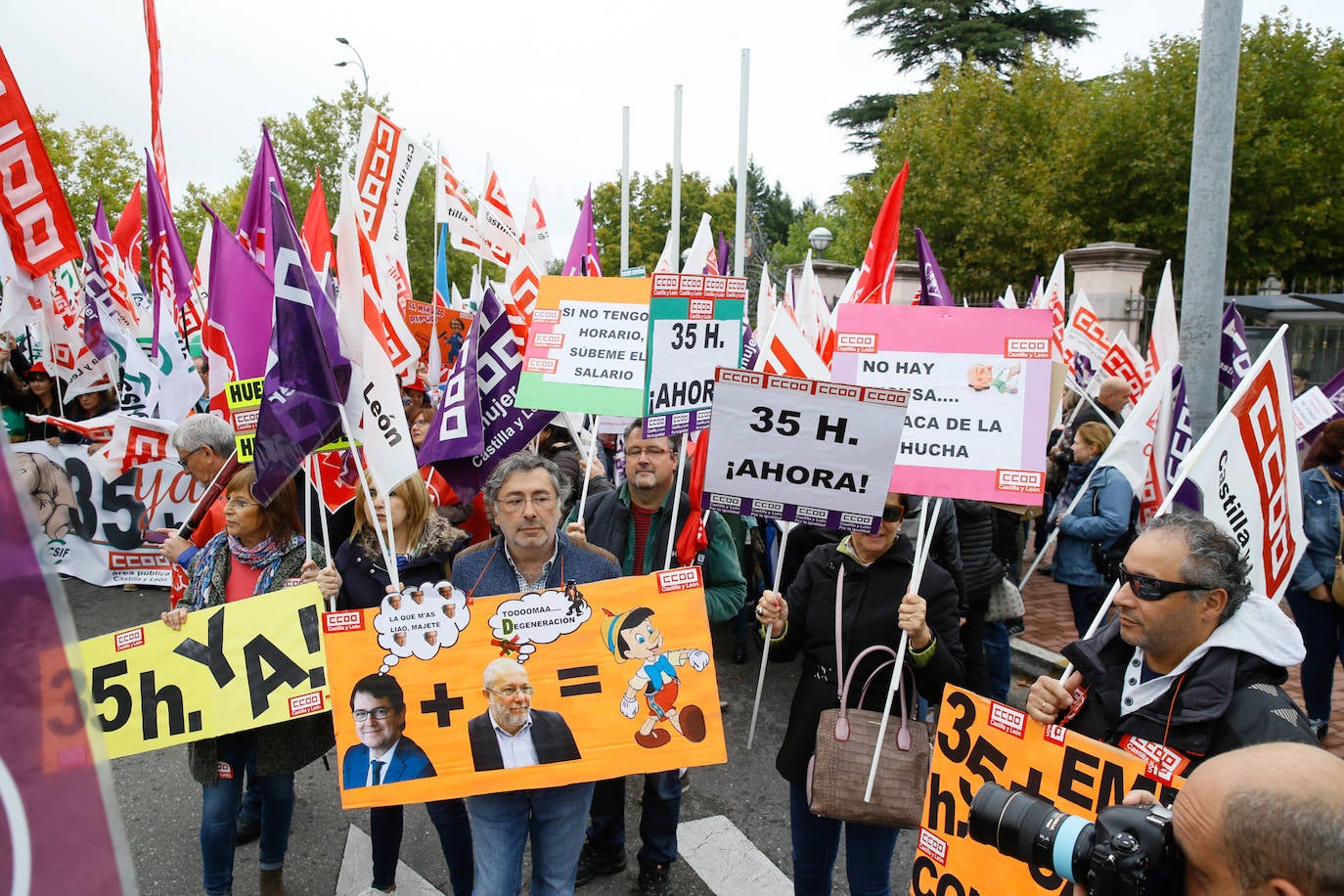 Los manifestantes, convocados de forma conjunta por CC OO, UGT y CSIF y detrás de una pancarta en la que se podía leer: 'Cumple tus acuerdos. Junta' recorrieron la plaza de Castilla y León para después concentrarse en la calle Santiago Alba de Valladolid.