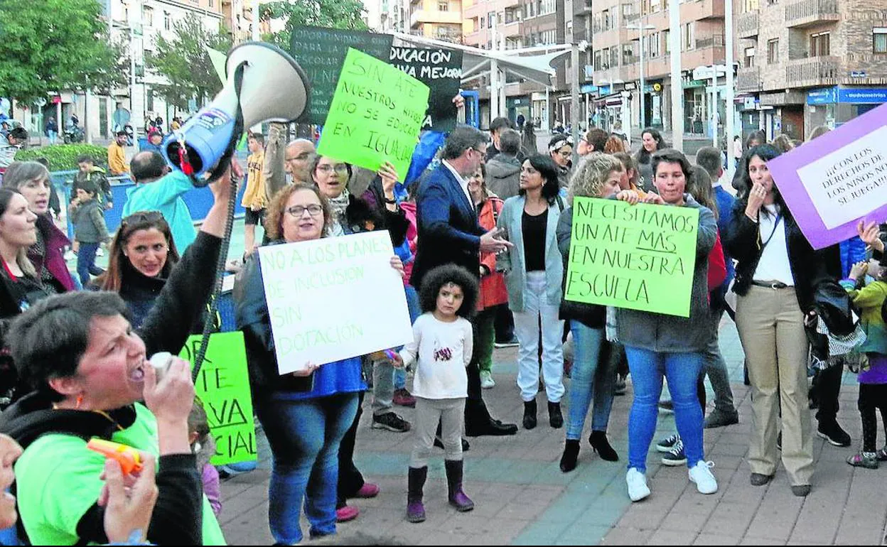 Participantes en la protesta muestran mensajes contra los recortes. 