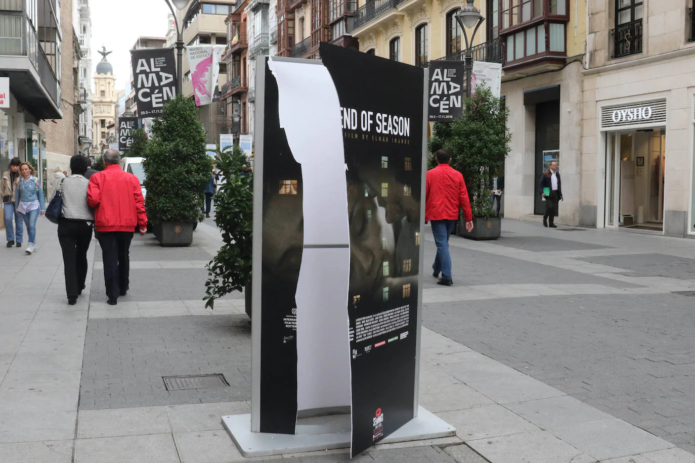 Varios carteles anunciadores de películas del Festival de Cine han amanecido destrozados en la calle Santiago. 