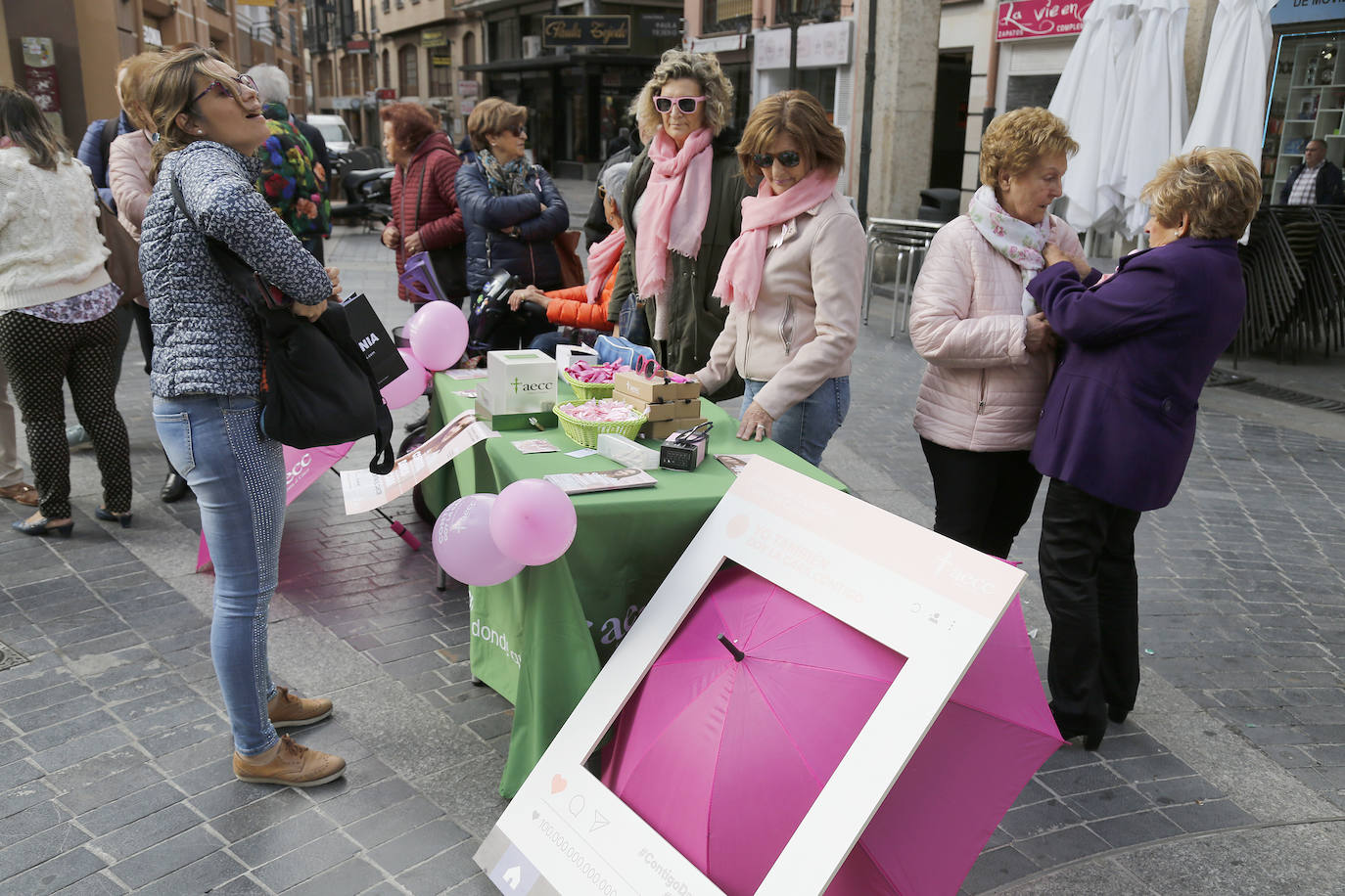 Mesa informativa en la Calle Mayor de Palencia en el Día contra el Cáncer.