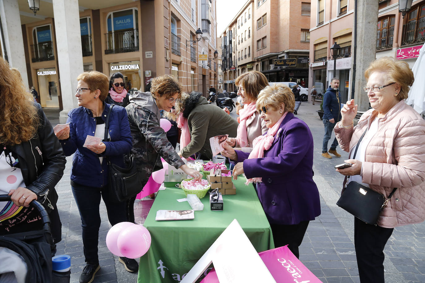 Mesa informativa en la Calle Mayor de Palencia en el Día contra el Cáncer.