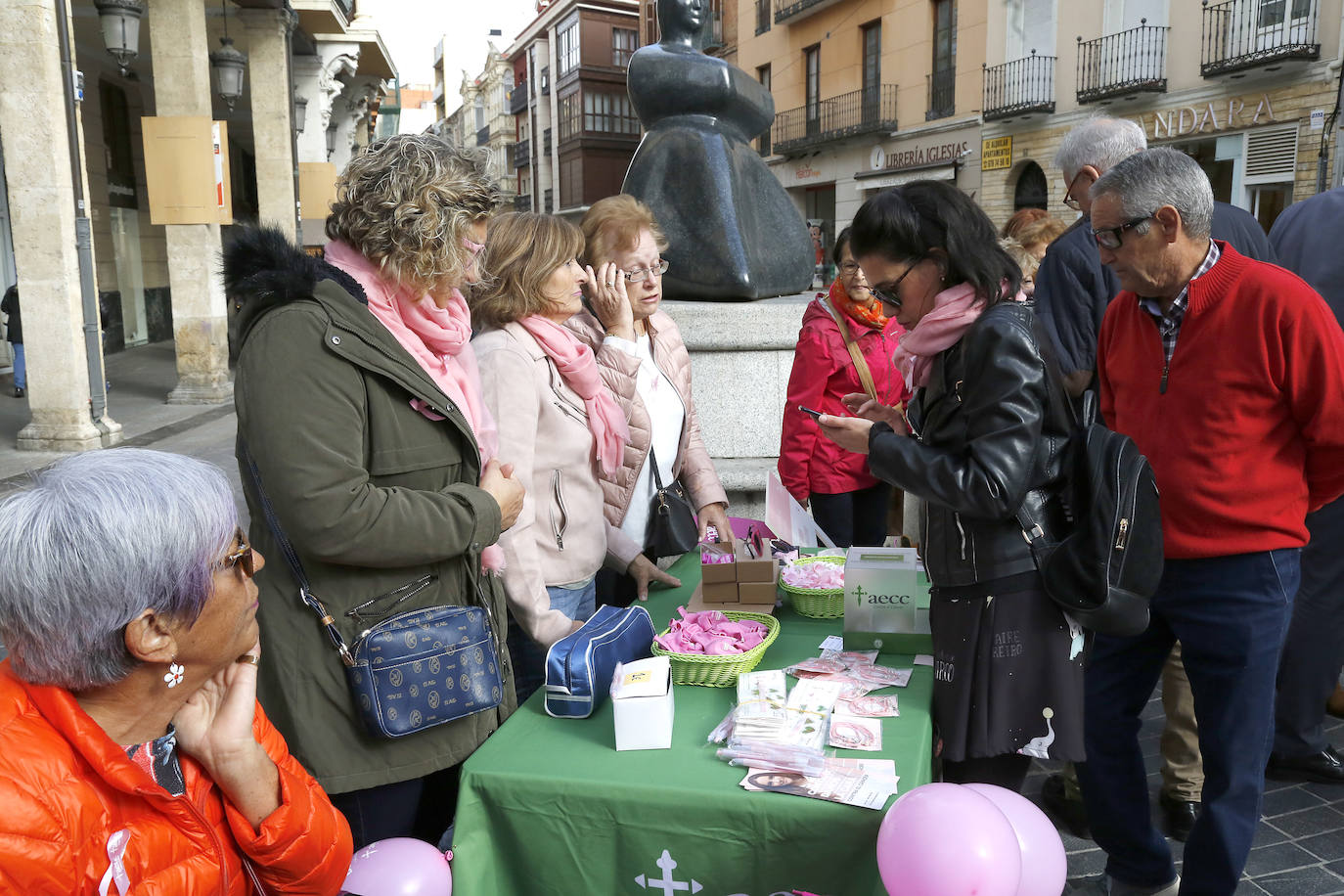 Mesa informativa en la Calle Mayor de Palencia en el Día contra el Cáncer.