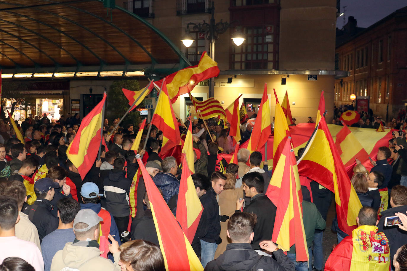 Manifestaciones en contra y a favor de los disturbios en Cataluña a raíz de la sentencia del procés