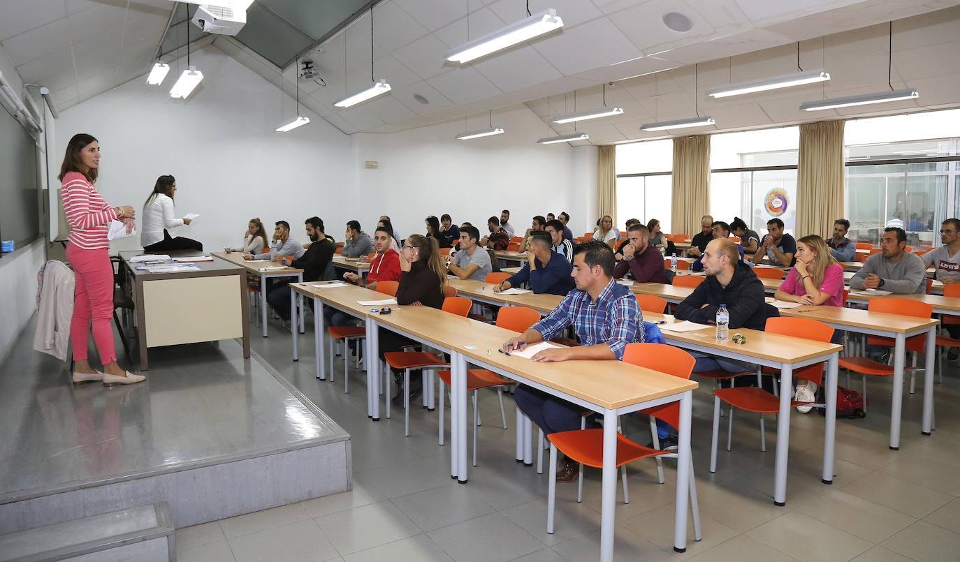 Los aspirantes en La Yutera durante la primera de las pruebas.