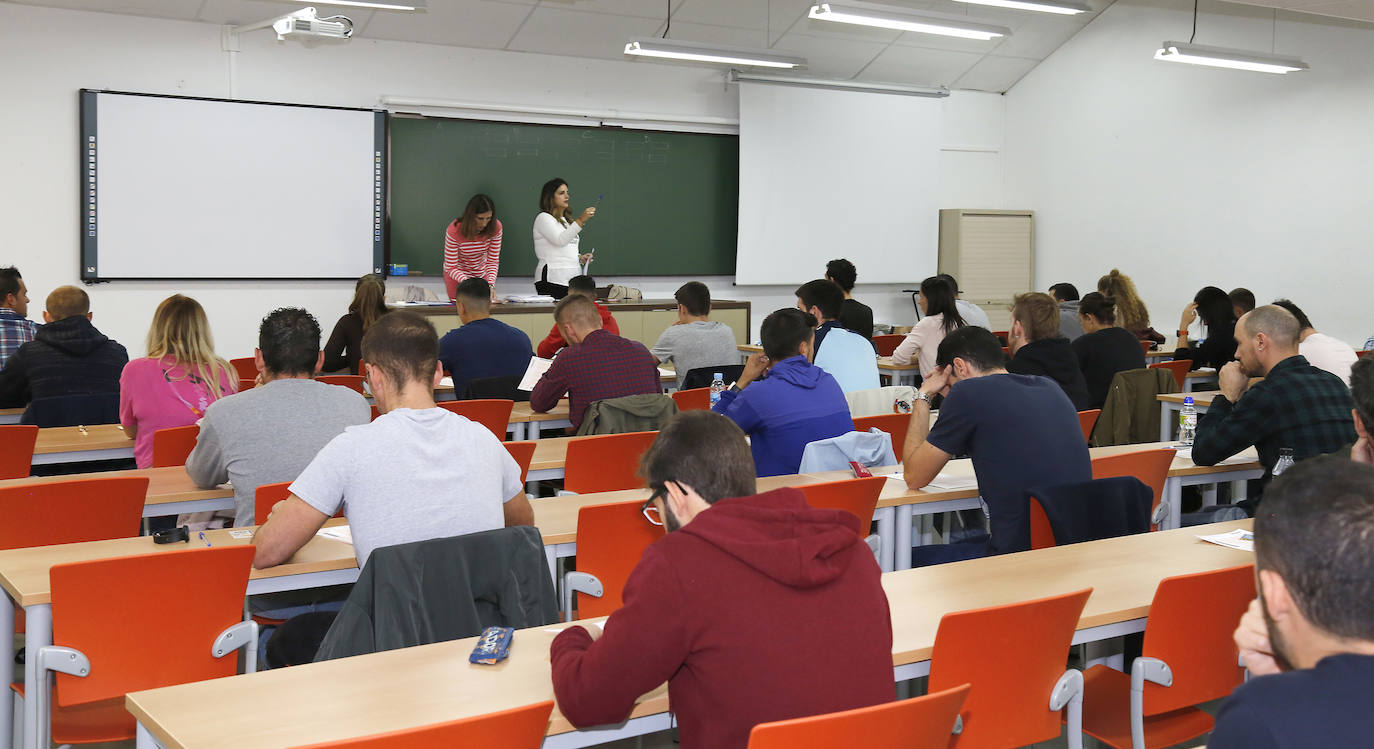 Los aspirantes en La Yutera durante la primera de las pruebas.