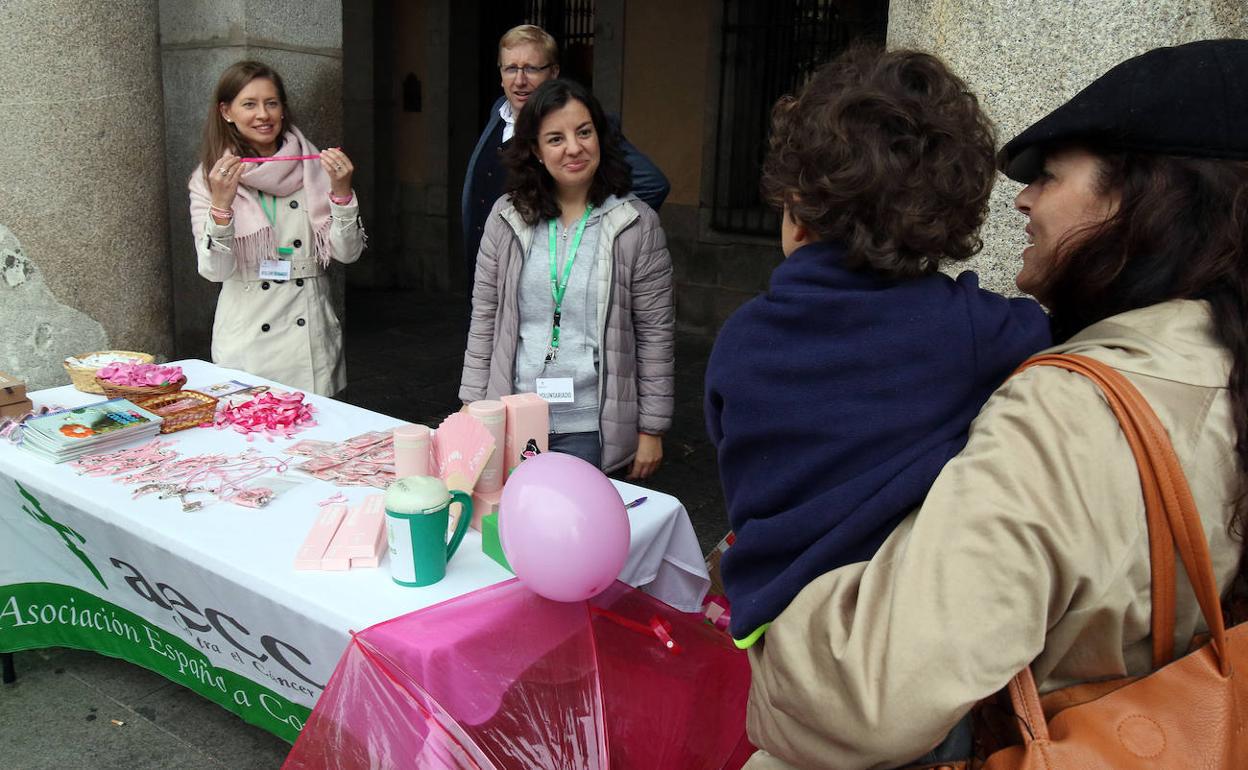 Mesa de la Asociación Española Contra el Cáncer instalada este viernes en la puerta del Ayuntamiento de Segovia. 